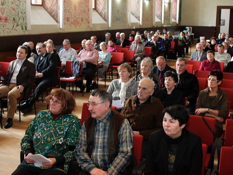 Členové občanského sdružení Matice velehradské se po roce sešli ve Slovanském sále Stojanova gymnázia na výročním rokování.