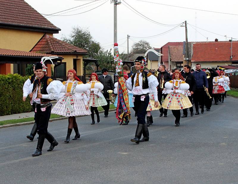 Babická hodová chasa se vydala s právy na nedělní obchůzku dědinou.