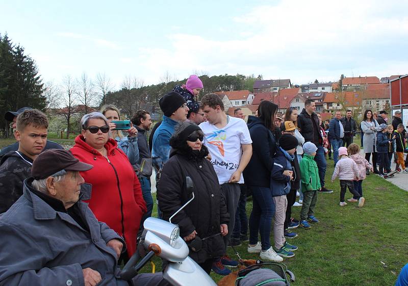 V Dolním Němčí otevřeli skatepark za tři miliony korun, k vidění byla také freestylová show.