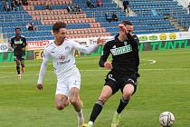 Záložník Slovácka Milan Petržela (bílé dresy) při domácím sobotním zápase s Karvinou. 