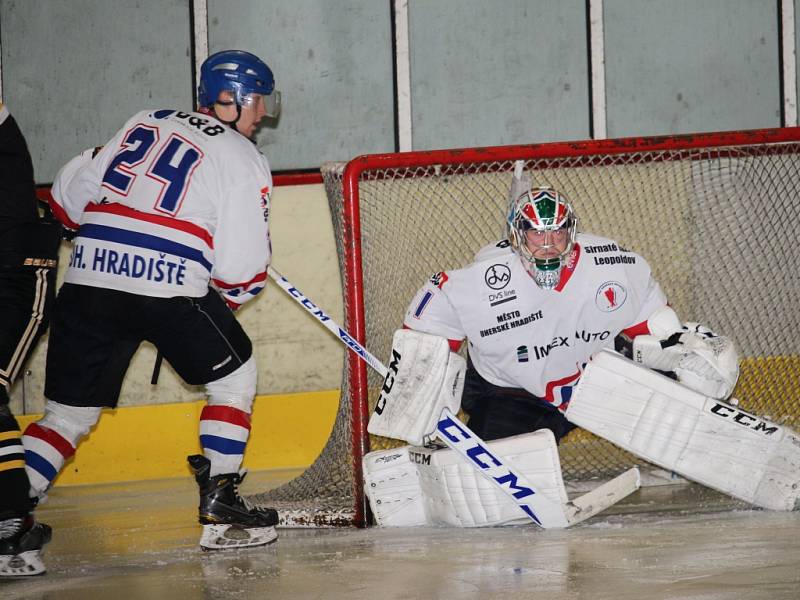 Hokejisté Uherského Hradiště (v bílém) podlehli Kroměříži 1:13.