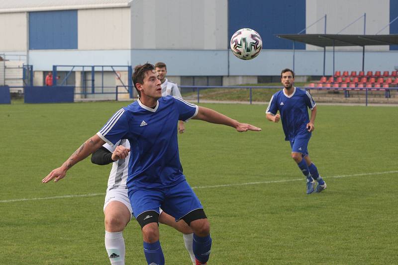 Fotbalisté Kunovic (modré dresy) v 11. kole krajské I. A třídy skupiny B i bez omluveného trenéra Chaloupky zdolali Těšnovice 2:1.