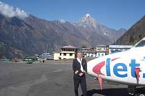 Letadlo L 410 přistálo na nejnebezpečnějším letišti světa – nepálské Lukle.