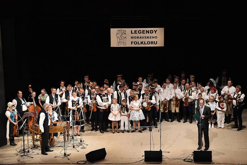 Už pošestnácté se v brodském Domě kultury konal v sobotu 17. listopadu pořad Legendy moravského folkloru. Na pódiu stanuly muzikantské rody Bruštíků, Málků, Škubalů a Petrů. Hostem večera byl rod Dudíků ze Slovenska.