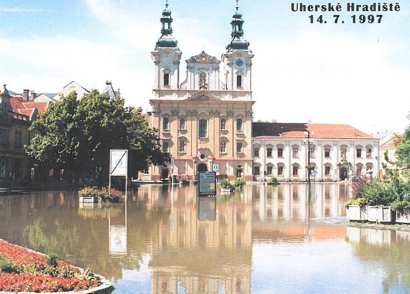 Povodeň v červenci 1997 v Uherském Hradišti. Masarykovo náměstí.