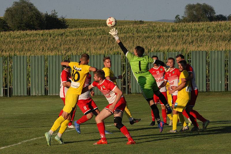 Fotbalisté Strání (žluté dresy) ve 2. kole krajského poháru zvítězili na hřišti sousedního Slavkova hladce 6:0.