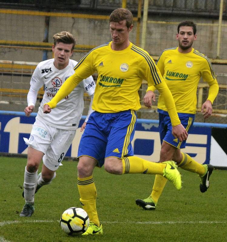 Juniorka Slovácka (v bílých dresech) prohrála na Širůchu v derby se Zlínem 0:2. Oba krajští rivalové  v moravské části patří mezi čtveřici elitních týmů.