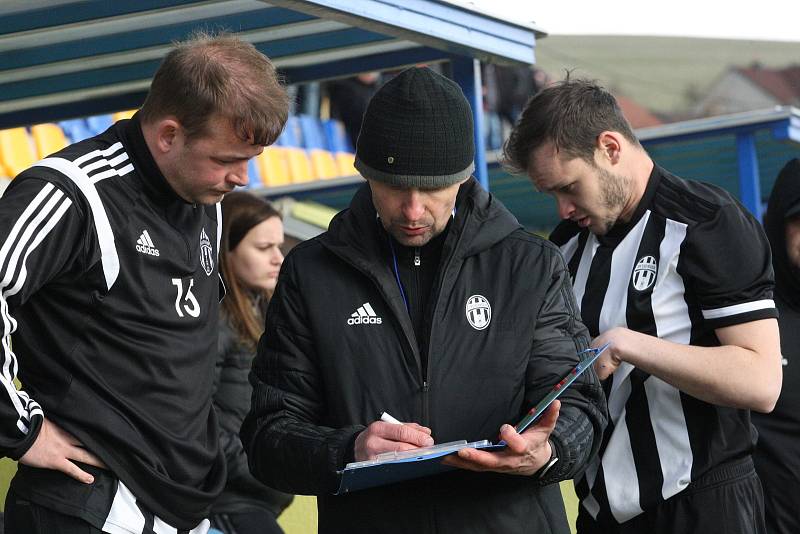 Fotbalisté Strání (žluté dresy) v sobotním souboji nejhorších týmů divize E doma prohráli s Holešovem 1:2.