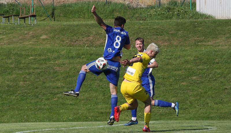 Fotbalisté Strání (žluté dresy) ve 22. kole divize E podlehli Šumperku 1:3 a v tabulce klesli na poslední místo.