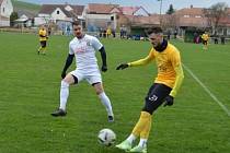 Fotbalisté Strání (bílé dresy) na tréninkovém hřišti v Hovoranech přehráli Krumvíř 4:0.