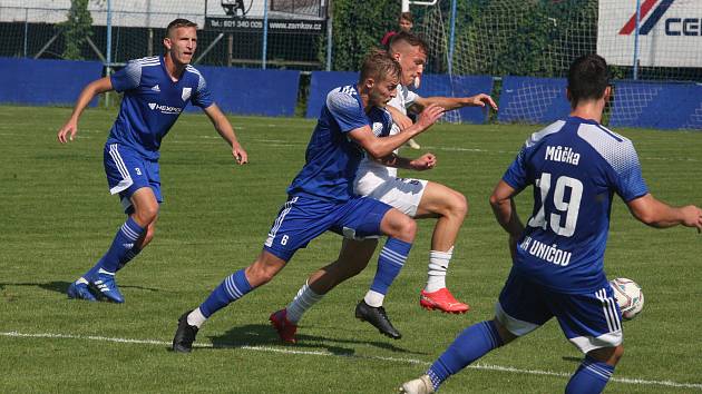 Fotbalisté Slovácka B (bílé dresy) v 6. kole MSFL podlehli Uničovu 1:2