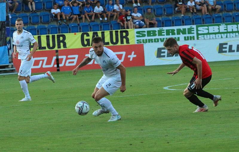 Fotbalisté Slovácka (bílé dresy) ve čtvrtek večer hostili  v odvetě Evropské konferenční ligy bulharský celek Lokomotiv Plovdiv.