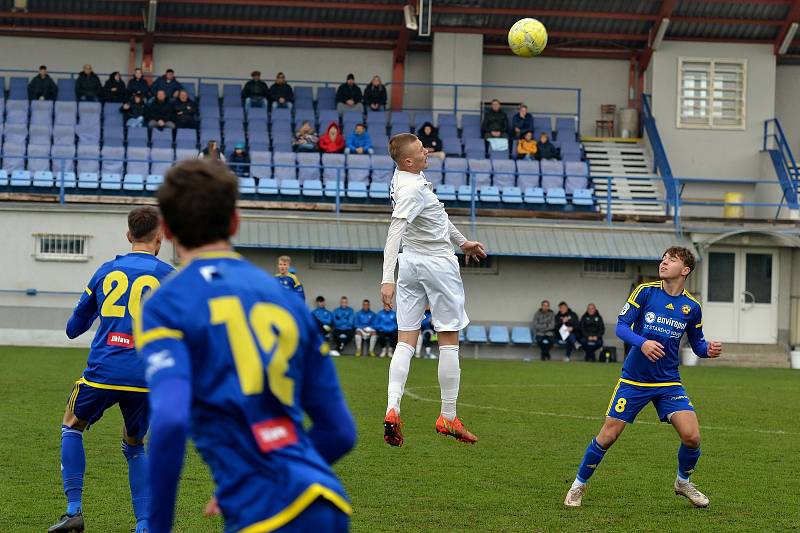 Starší dorostenci Slovácka (bílé dresy) v 15. kole Moravskoslezské ligy zdolali Jihlavu 2:1.