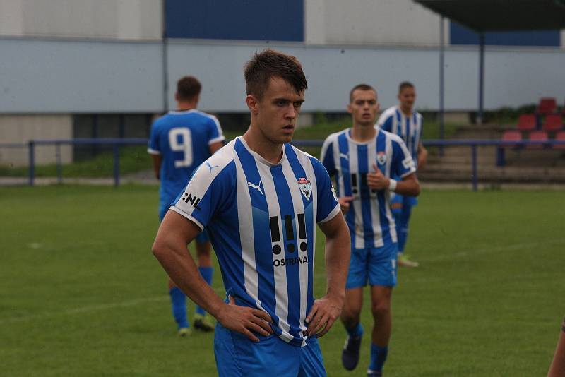 Fotbalisté Slovácka B (bílé dresy) ve 4. kole MSFL deklasovali Vítkovice 6:0.