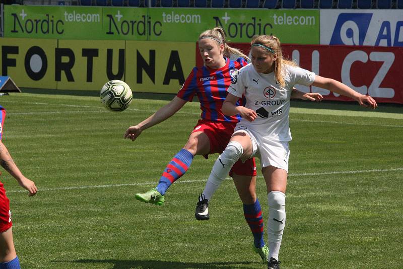 Fotbalistky Slovácka (bílé dresy) v poslední domácím zápase letošní sezony hostily čtvrtou Plzeň.