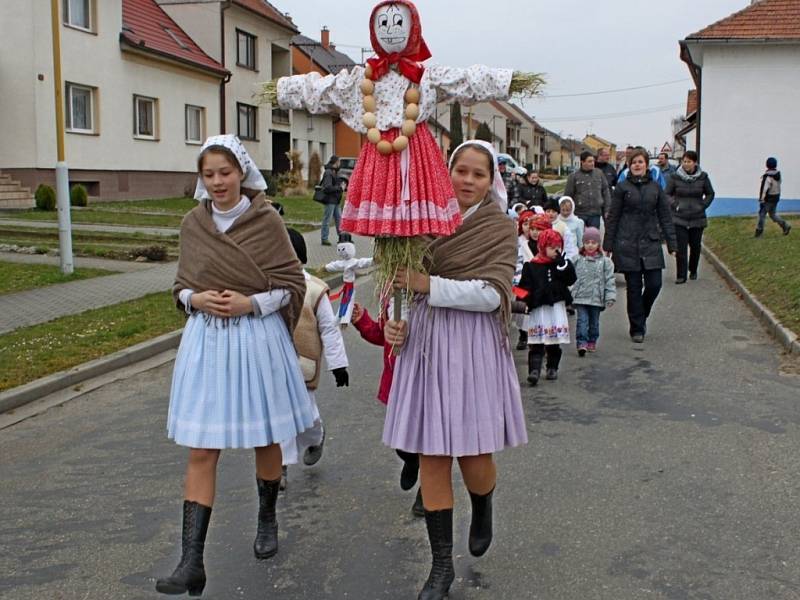 Vynášení Moreny symbolizovalo v Huštěnovicích konec zimy. Vítání jara tam bylo v neděli spojeno s blížícími se Velikonocemi.