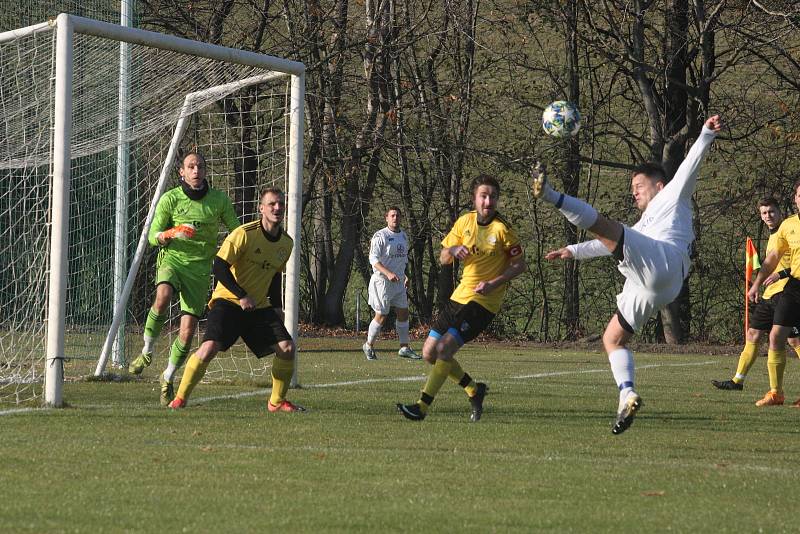 Fotbalisté Vlčnova (bílé dresy) zakončili podzimní část sezony domácí porážkou 0:4 s Topolnou.