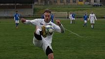 Fotbalisté Vlčnova (bílé dresy) v páteční předehrávce 19. kola krajské I. B třídy skupiny C doma remizovali s Tlumačovem 1:1.