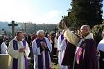 Po slavnostní bohoslužbě v bazilice se vydal průvod kněží, zpěváků gregoriánského chorálu a věřících na velehradský hřbitov, kde převor Justin Berka požehnal novému náhrobku zesnulých cisterciáků.