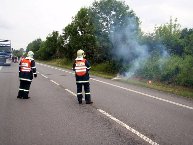 Odstraňování závady trvalo několik hodin. Na místo vyjeli i hasiči, kteří museli uhasit drobné požáry, které zapálil jiskřící drát.