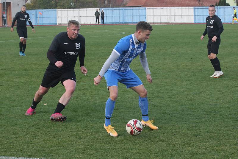 Fotbalisté Hluku (modrobílé dres) v derby přehráli Dolní Němčí 3:0.