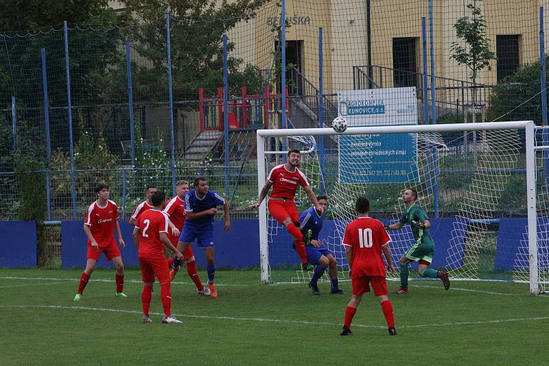 Fotbalisté Kunovic (modré dresy) ve 3. kole krajské I. A třídy skupiny B podlehli Újezdci 1:4.