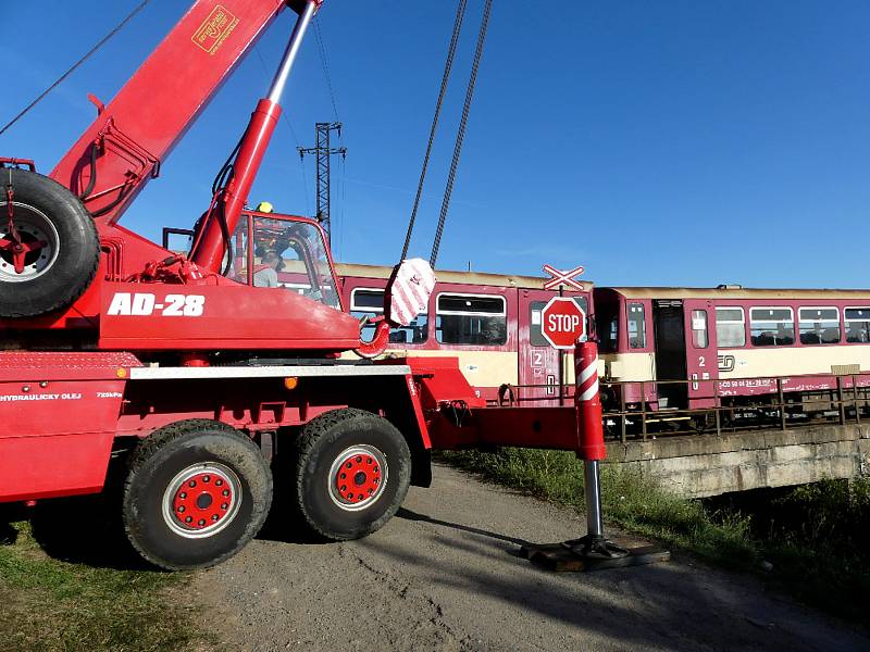 Kolize osobního vlaku s traktorem a cisternou na železničním přejezdu nedaleko Kunovic - 18. 9. 2020