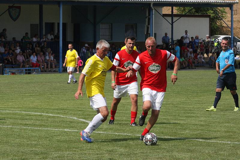 Fotbalisté Polešovic si na oslavy výročí 90 let pozvali Mercedes tým Petra Švancary.