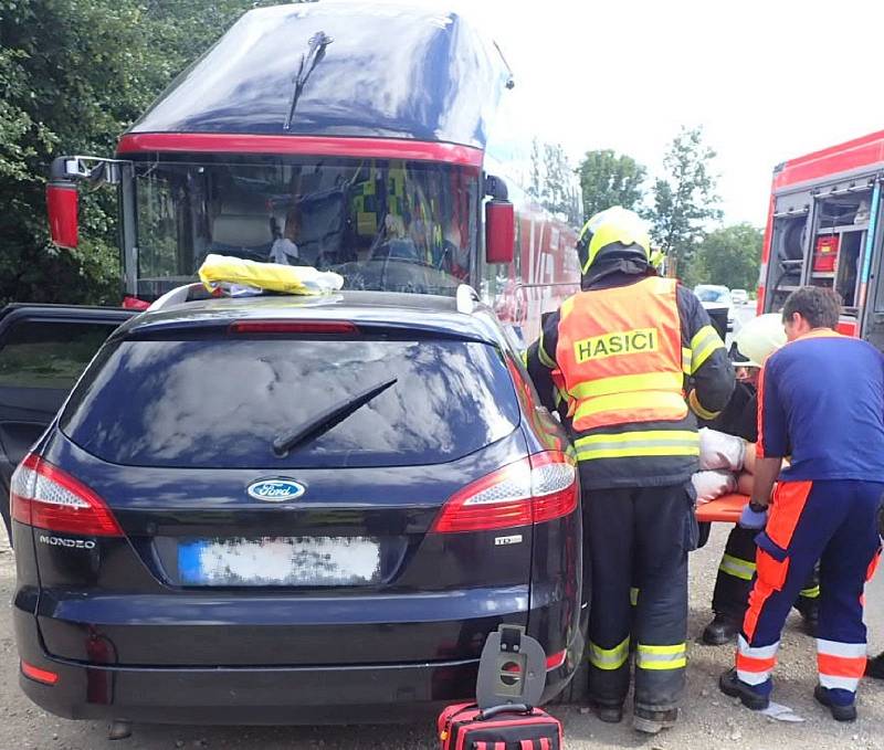 Náraz osobního auta do autobusu ve Strání si vyžádal zranění.