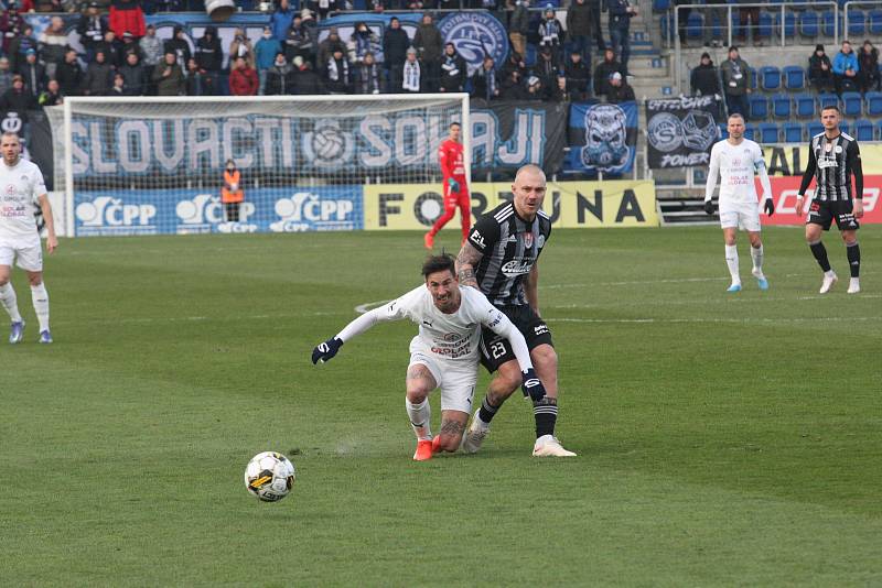 Fotbalisté Slovácka (bílé dresy) vstoupili do jarní části sezony sobotním domácím zápasem s Českými Budějovicemi.