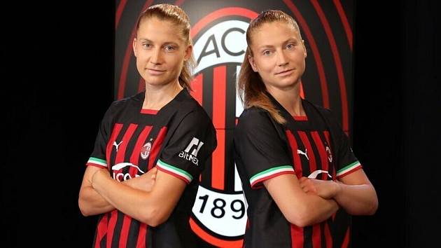 Dvojčata Kamila (vlevo) a Michaela Dubcovy přestoupila do AC Milán.