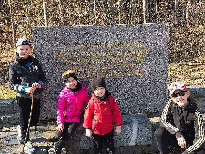 Děti posílaly v době dálkové výuky do školy fotopozdravy. Ve vlastivědných stopách