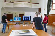 Čeští porotci TSTTT se sešli k hodnocení ve velkém sále Reduty v Uherském Hradišti, slovenská část poroty v čele s fotografem Peterem Áčem, posuzovala snímky ve stejný čas prostřednictvím on-line připojení ze svých pracovišť.