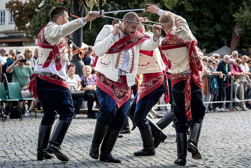 Na tři tisíce krojovaných účastníků z devíti regionů, Polska a Maďarska prošlo centrem Uherského Hradiště při Slováckých slavnostech vína a otevřených památek, 10. září 2022.