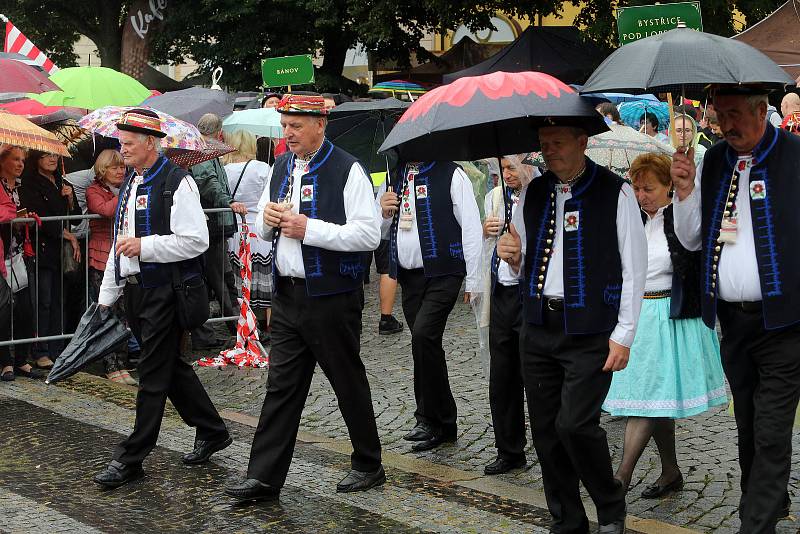 Tradičnímu defilé na Masarykově náměstí nepřálo počasí.