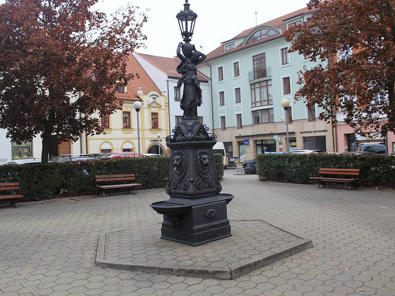 Secesní kašna po třech měsících restaurátorských prací je zpátky na svém místě v srdci uherskohradišťského Zelného trhu.