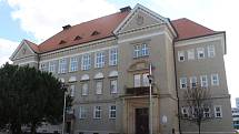Konec dlouhodobých investic do budovy ZŠ UNESCO oslavili zástupci školy a města v átriu historické budovy. Opravy od roku 2012 spolykaly přes sto milionů korun.
