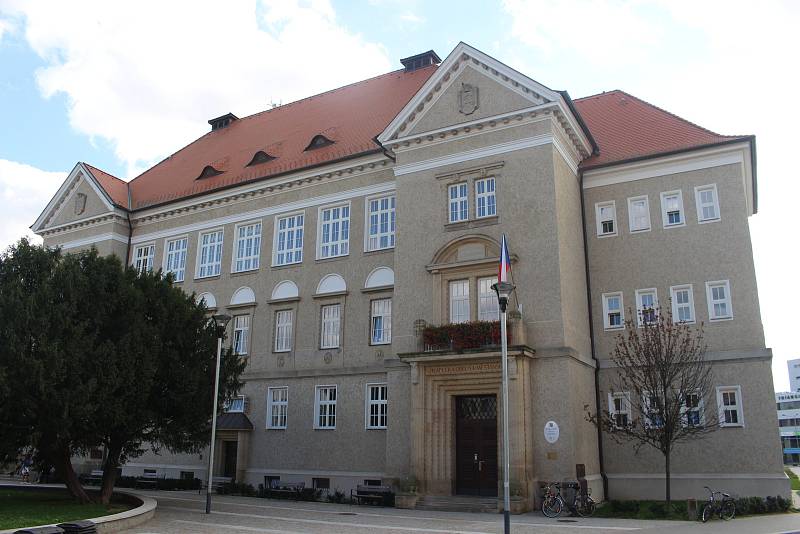 Konec dlouhodobých investic do budovy ZŠ UNESCO oslavili zástupci školy a města v átriu historické budovy. Opravy od roku 2012 spolykaly přes sto milionů korun.