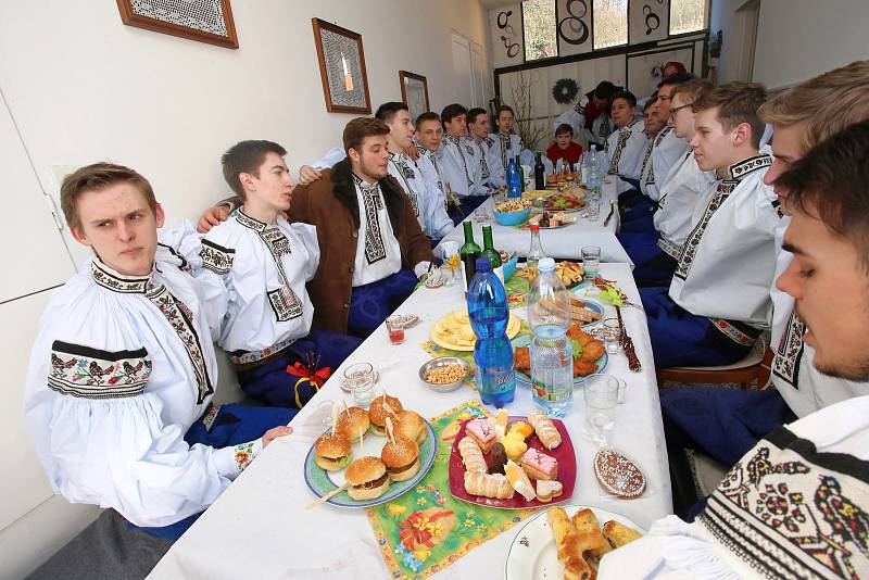 Velikonoční obchůzka   družiny  Vlčnovského  krále  Martina Dareka Franty ve Vlčnově.