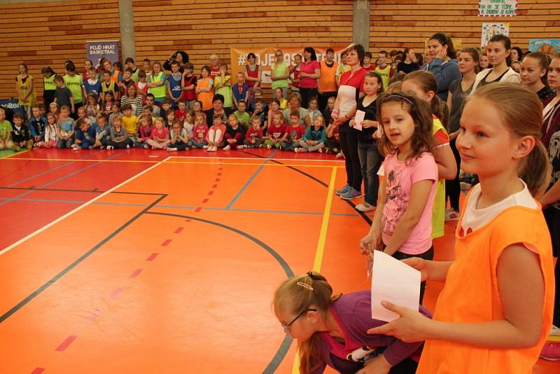 Reprezentanti přijeli do boršické školy ukázat dětem, jak se hraje basketbal na nejvyšší úrovni.  