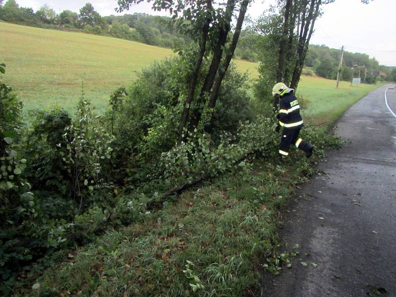 Bouřka udeřila ve Zlínském kraji. Hasiči zasahovali celou noc