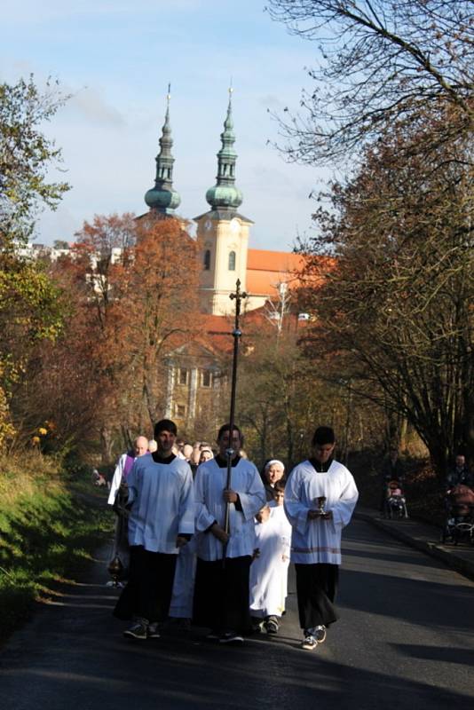 Po slavnostní bohoslužbě v bazilice se vydal průvod kněží, zpěváků gregoriánského chorálu a věřících na velehradský hřbitov, kde převor Justin Berka požehnal novému náhrobku zesnulých cisterciáků.