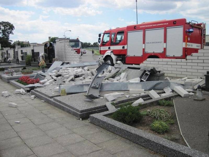 Osobní automobil při dopravní nehodě zdemoloval hřbitovní zeď ve Vlčnově. 