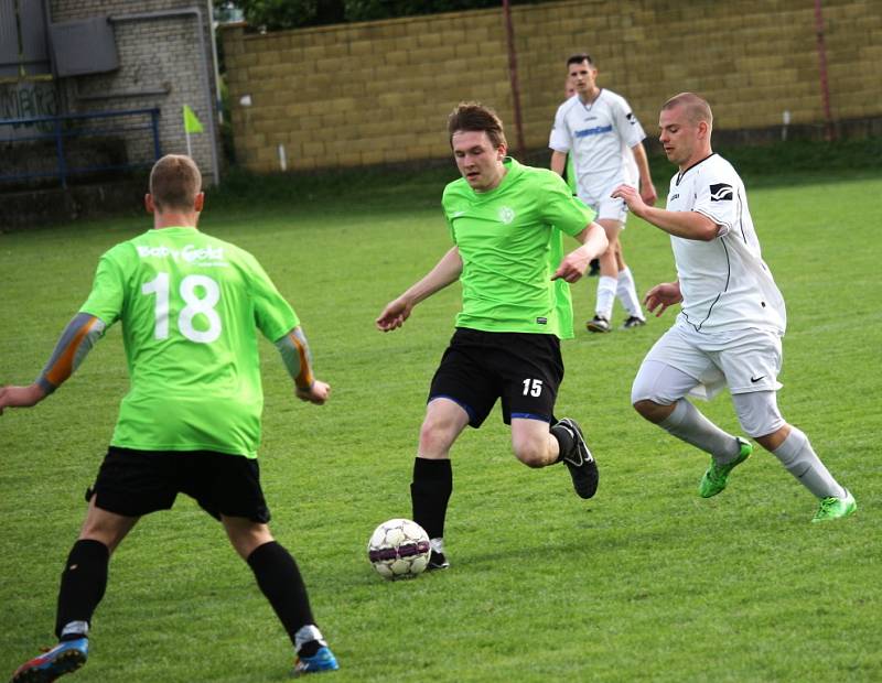 21. kolo Okresní přebor OFS Uherské Hradiště:  Jarošov (v bílém) – Bílovice 5:0