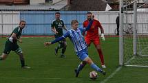 Fotbalisté Hluku (modré dresy) zakončili podzimní část sezony domácí výhrou nad Nivnicí 3:1.