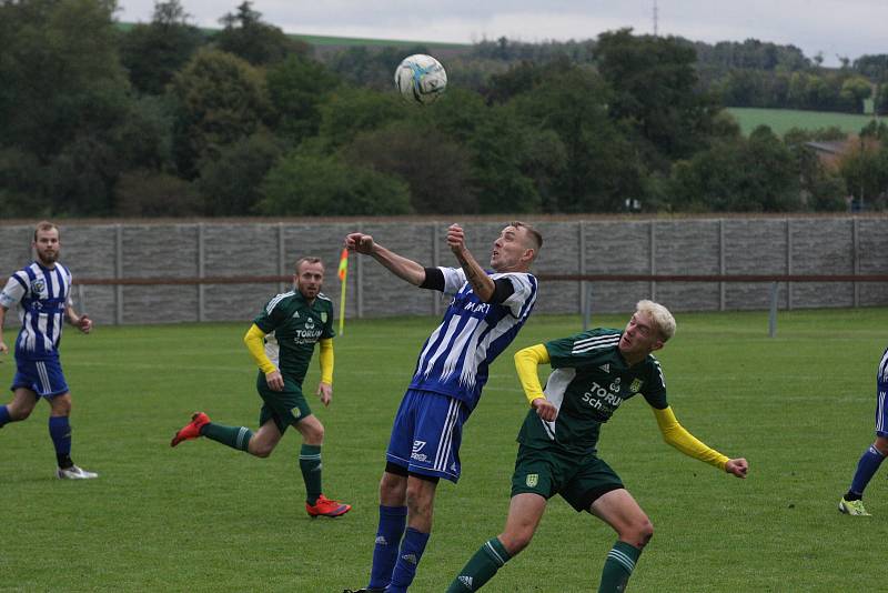 Fotbalisté Nivnice (zelené dresy) doma otočili zápas 7. kola I. A třídy skupiny B, Nedachlebice zdolali 2:1.