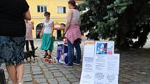 Účastníci pietní akce v Uherském Hradišti v pátek 3. června chtěli upozornit na některá úskalí, spojená s dětským očkováním.