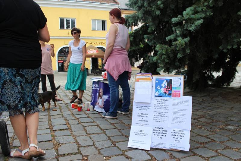 Účastníci pietní akce v Uherském Hradišti v pátek 3. června chtěli upozornit na některá úskalí, spojená s dětským očkováním.