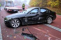Záchranáři zasahují v pátek 28. října 2022 dopoledne u nehody osobního vozu BMW u obce Staré Hutě v Buchlovských kopcích.