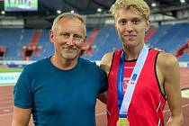 Talentovaný běžec Tomáš Habarta (vpravo) s trenérem Ivanem Resslerem.